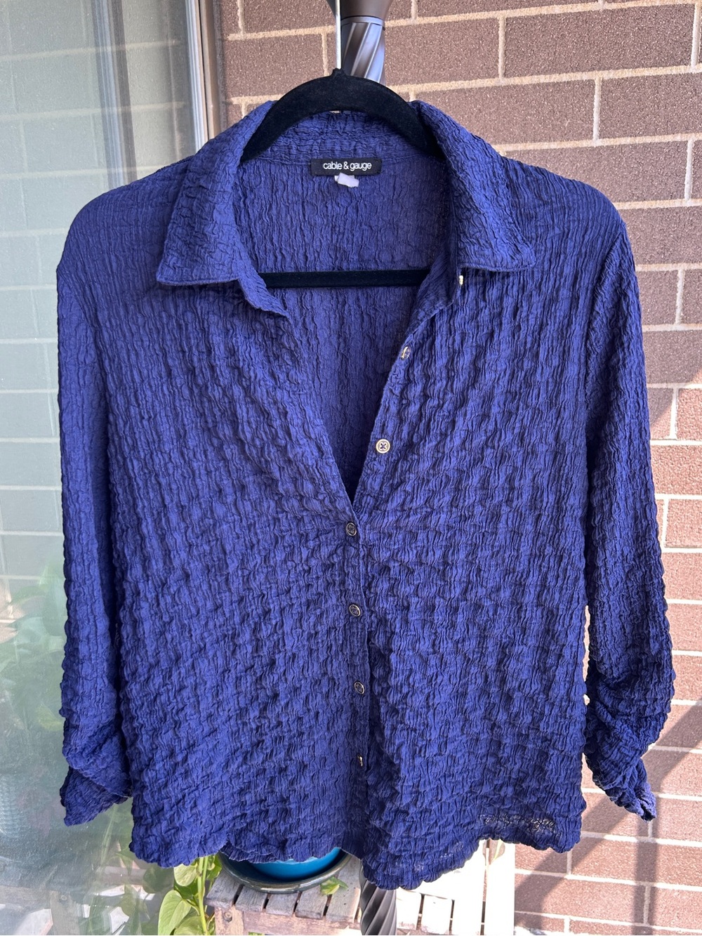 Cable & Gauge Women’s Medium Deep Blue Crinkle Button-Down Top